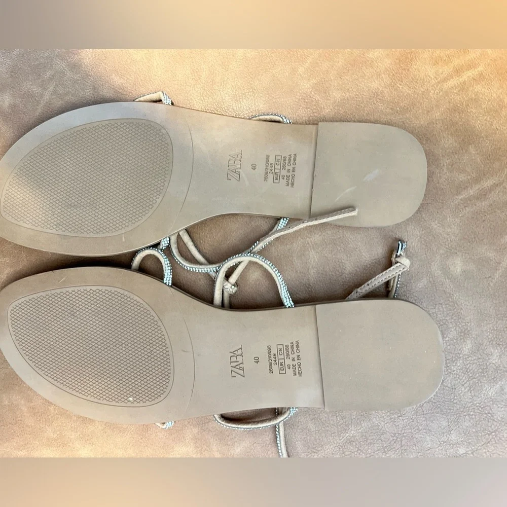 Summer 🌞 NWOT Flat Rhinestone Ankle Strap Sandals LIKE NEW Size 40 - Picture 4 of 6